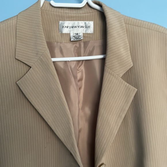 Tan Jones New York blazer with faux pockets and button closure Size: 14 - Picture 8 of 9